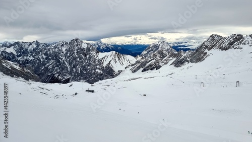 Obraz na płótnie Glacier ski slope on the Zugspitze w salonie