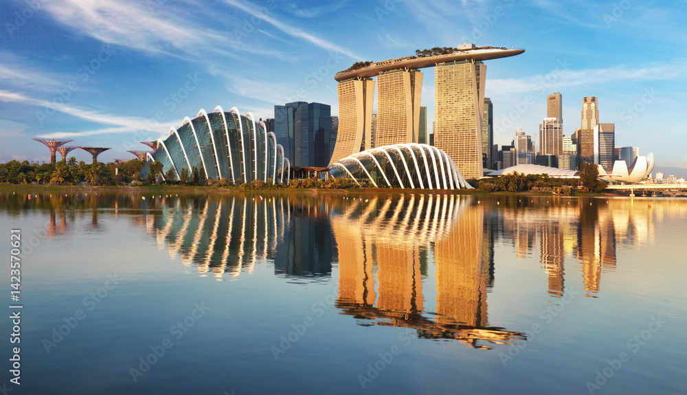 Fototapeta premium SINGAPORE, SINGAPORE - OCTOBER 2019: Skyline of Singapore Marina Bay at night with Marina Bay sands, Art Science museum and tourist boats