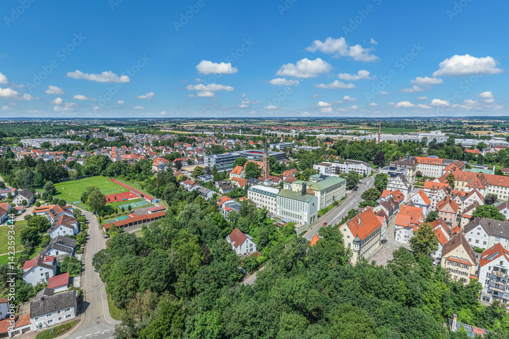 Ausblick auf Dillingen im nordschwäbischen Donauried an einem sonnigen Sommertag