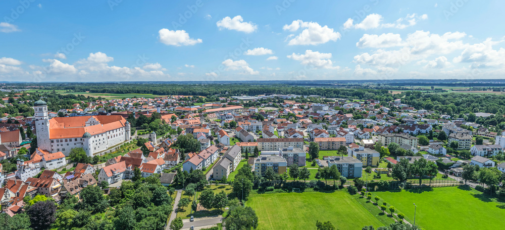 Die schwäbische Kreisstadt Dillingen rund um die Sportanlagen am Donaustadion von oben