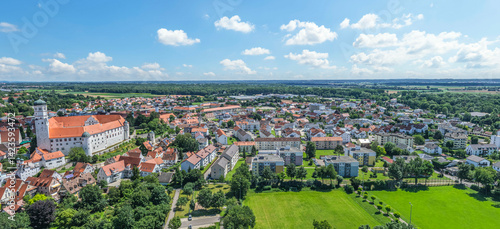 Obraz na płótnie Die schwäbische Kreisstadt Dillingen rund um die Sportanlagen am Donaustadion von oben w salonie