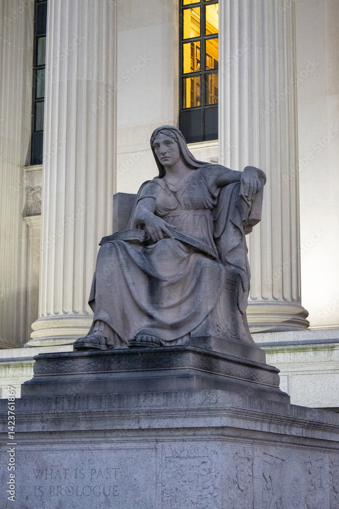 Fototapeta premium Statue outside of the National Archives