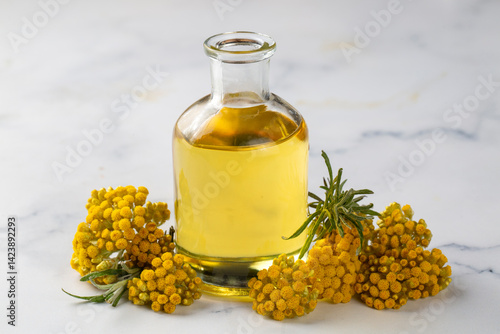 Obraz na płótnie Helichrysum Arenarium oil Medicinal Herb Plant. w salonie