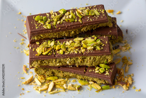 Obraz na płótnie Dubai chocolate, milk chocolate filled with pistachio paste and kunefe w salonie