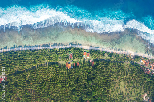 Fotografija A lush green coastline met with a crystal clear blue ocean in Pesisir Barat, Lam