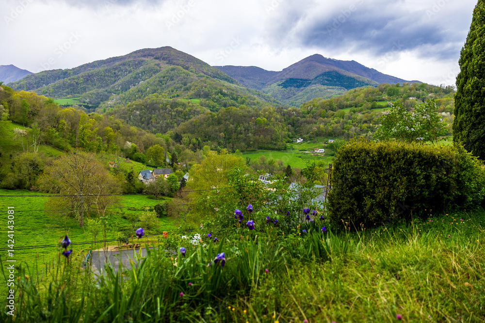 Φωτογραφία Green and hilly landscape characteristic of the Couserans region in spring from