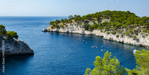 Obraz na płótnie Calanque méditerranéenne aux falaises claires et mer calme