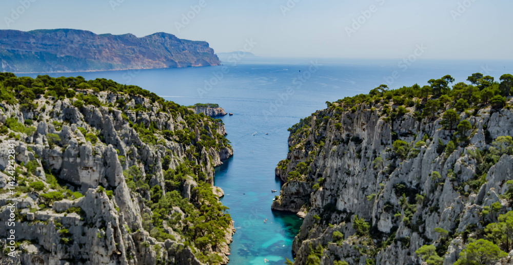 Ταπετσαρία Vue panoramique sur une calanque et la mer Méditerranée