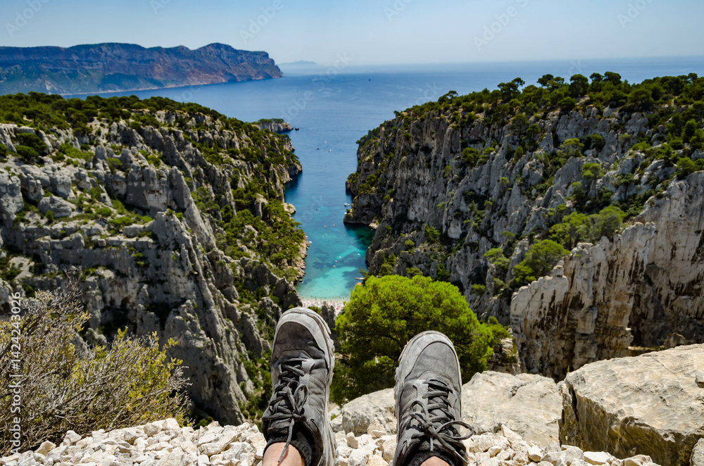 Ταπετσαρία Point de vue sur une calanque et mer bleue entre falaises rocheuses