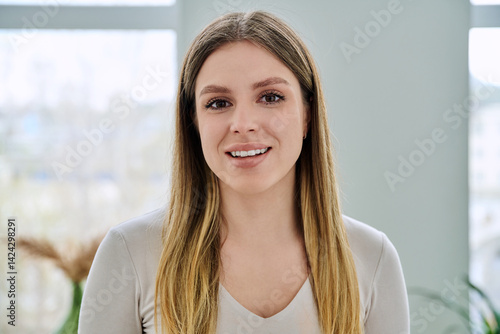 Obraz na płótnie Headshot portrait of young happy woman posing in home w salonie