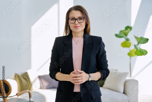 Obraz na płótnie Portrait confident middle aged businesswoman posing with folded hands w salonie