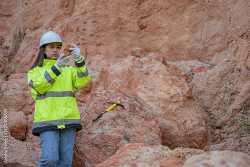 Obraz na płótnie Geologist surveying mine,Explorers collect soil samples to look for minerals,exploring the depths of the earth,analyzing rock formations w salonie
