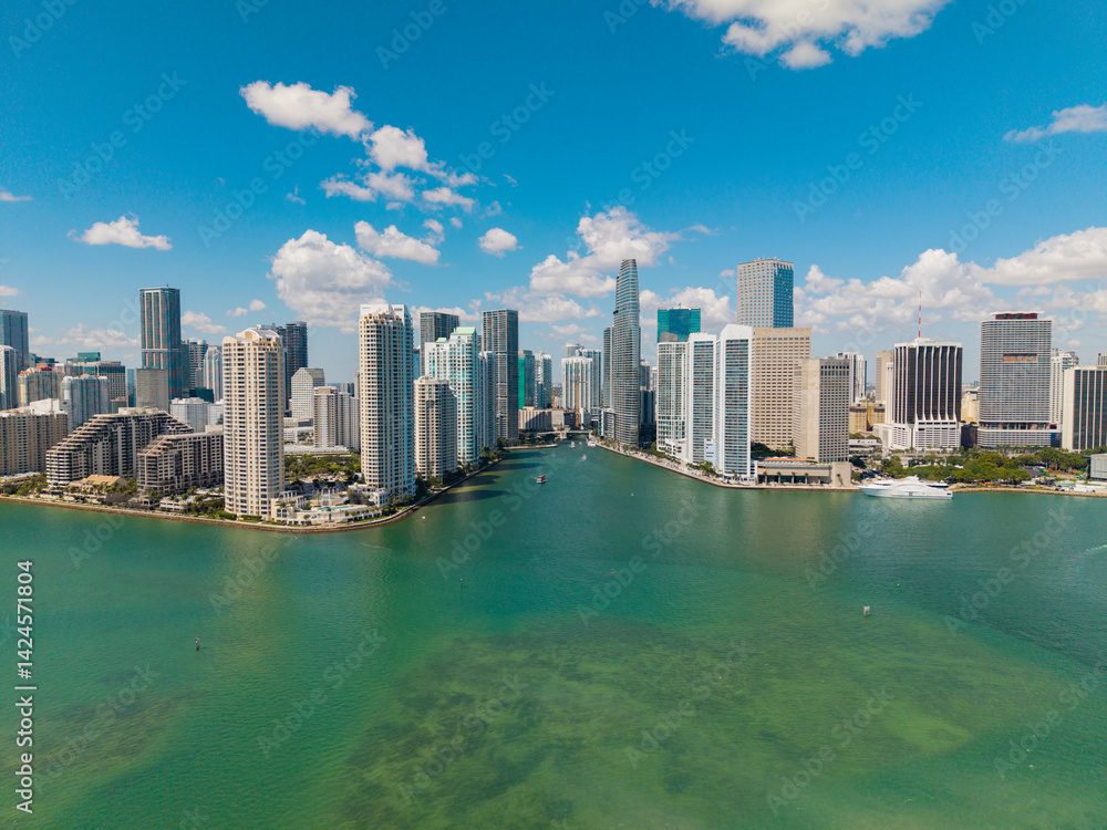 Obraz premium Miami skyscraper in city center. Aerial downtown skyline with modern skyscraper and Miami river. Skyline of Florida. Downtown Miami view from Brickell Key. Florida skyline. Miami Brickell downtown