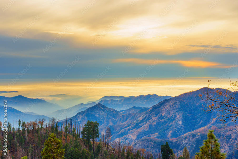 Obraz premium Breathtaking Sunrise Over Sequoia National Park Mountain Range
