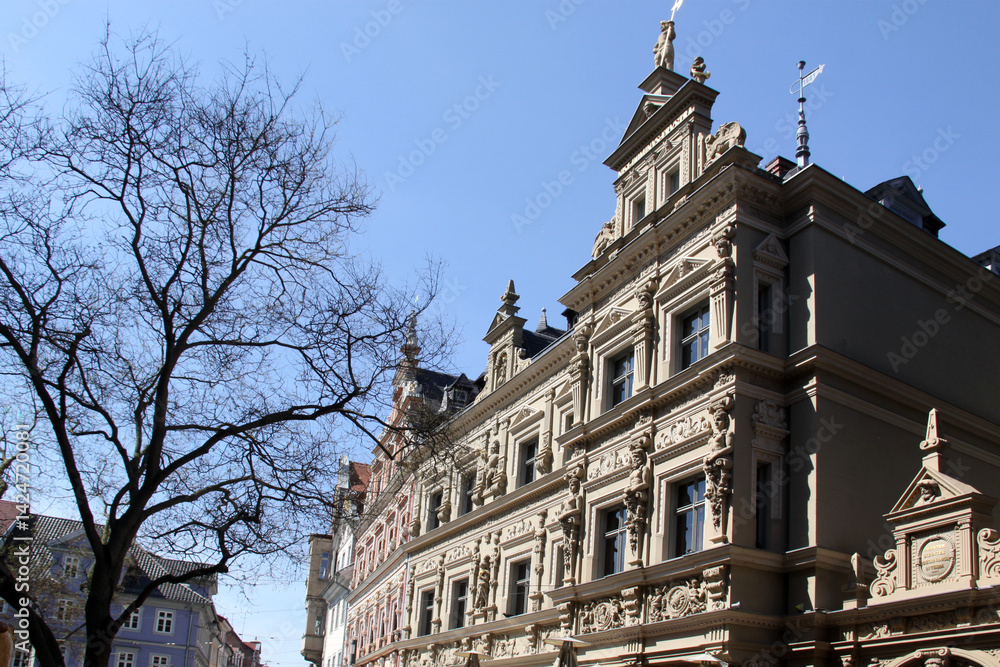 Fototapeta premium Häuser und Fassaden in der Stadt Erfurt in Thüringen in Deutschland