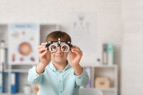 Obraz na płótnie Little boy examining eyesight in light clinic w salonie