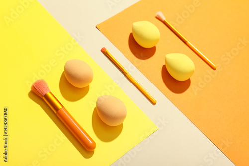 Obraz na płótnie Makeup sponges and brushes on colorful background w salonie