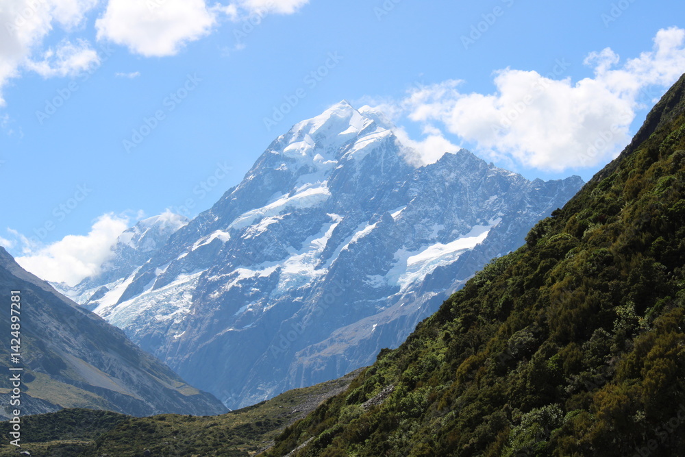 Fototapeta premium Aoraki’s Summit: New Zealand’s Giant in Focus