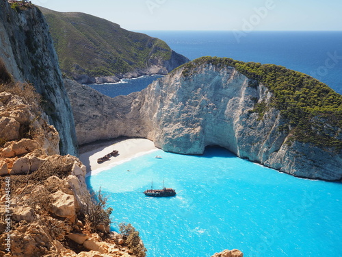 Sonniger Blick von oben auf Navagio Strand und Schiffswrack in Griechenland, Zakynthos