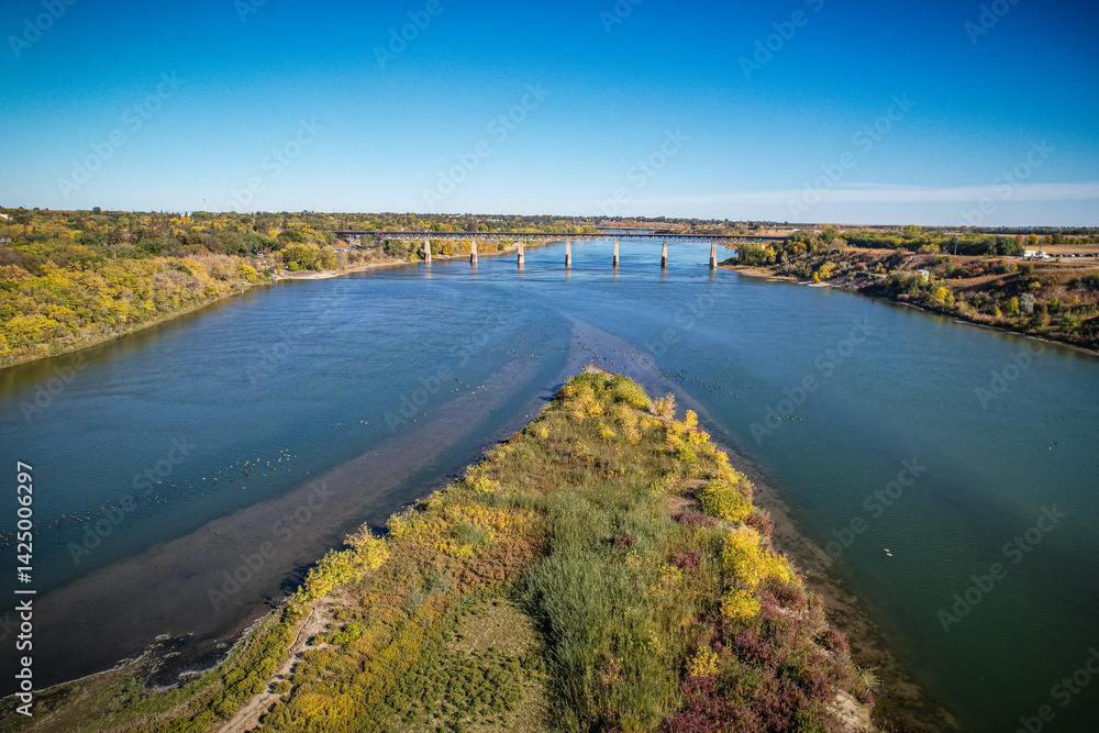 Obraz premium River with a bridge in the middle