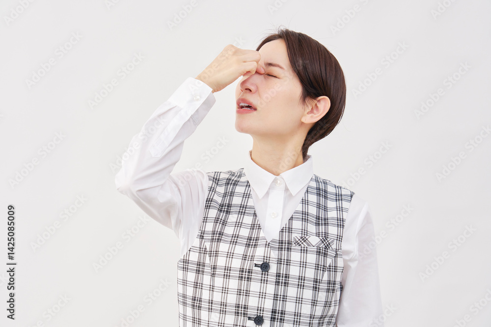 女性 事務員 眼精疲労 白背景 女性 事務員 眼精疲労 白背景