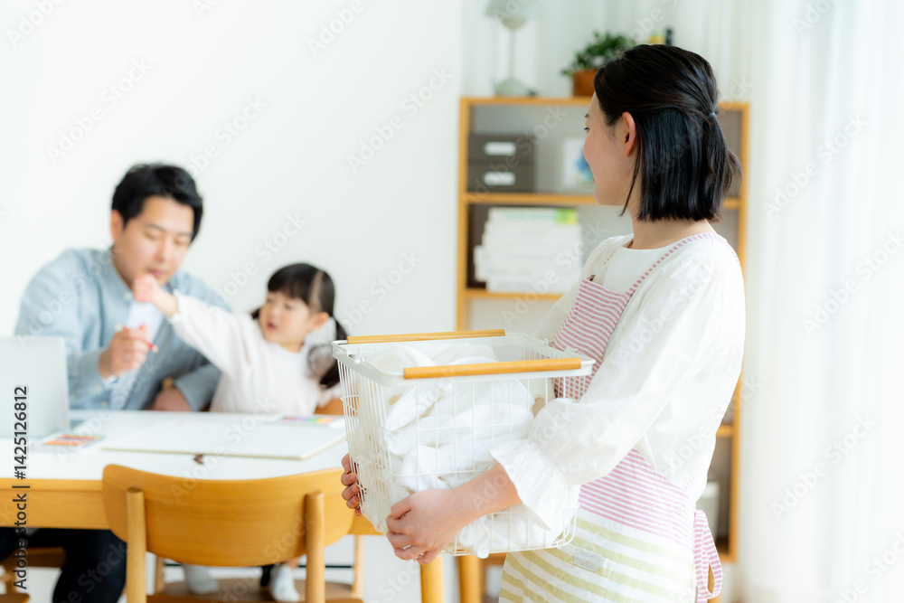 Fototapeta premium 洗濯をするお母さん