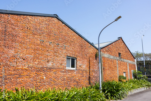 Obraz na płótnie Red brick warehouse building at outdoor location w salonie