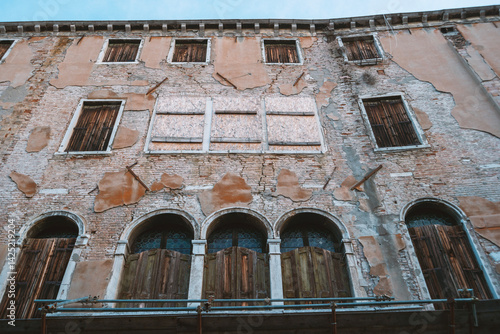 Obraz na płótnie ruined building exterior w salonie