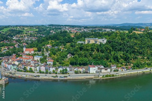 Obraz na płótnie Ausblick aus der Vogelperspektive auf die Dreiflüssestadt Passau im östlichen Niederbayern w salonie