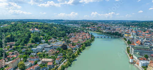 Obraz na płótnie Ausblick aus der Vogelperspektive auf die Dreiflüssestadt Passau im östlichen Niederbayern w salonie