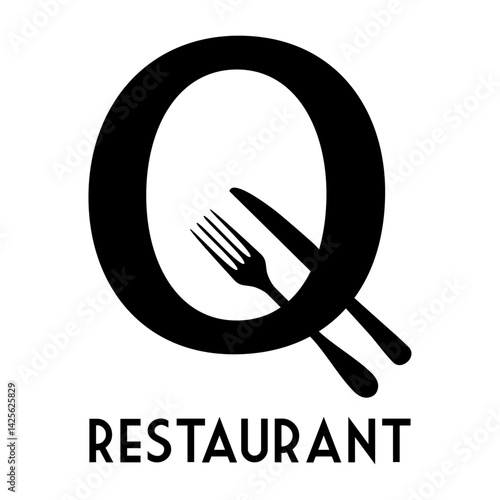 Logo restaurante. Letra inicial Q hecha con silueta de cubiertos