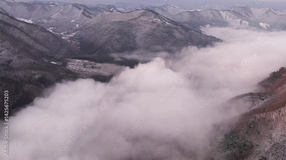 하늘에서 본 구름 가득한 겨울 산 하늘에서 본 구름 가득한 겨울 산