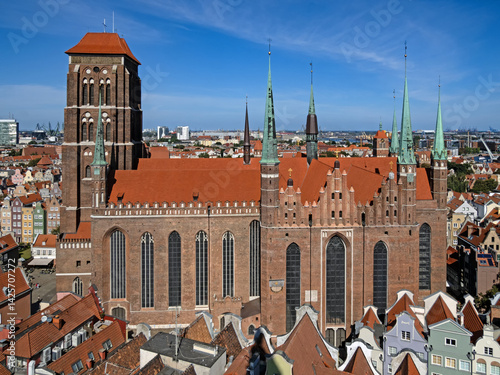 Foto Luftaufnahme der imposanten Marienkirche in Danzig, Polen