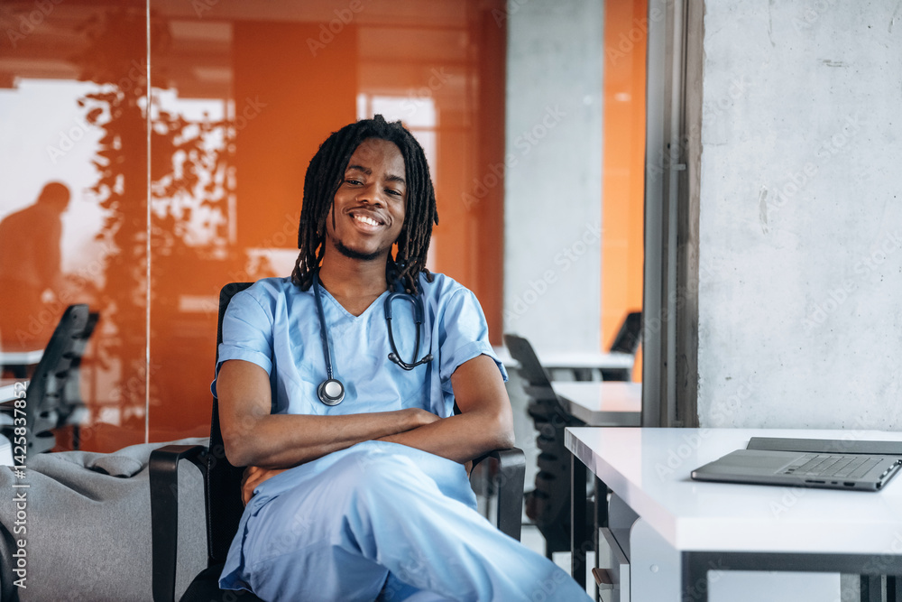 Obraz premium Black man doctor is in the office