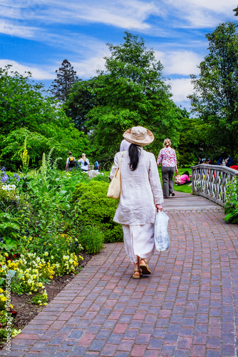 Wallpaper Mural Kew gardens visitors London England UK Torontodigital.ca