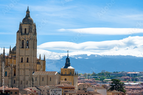 Vistas panorámicas de la Catedral de Segovia desde el Alcázar, con la Sierra de Guadarrama nevada al fondo. 