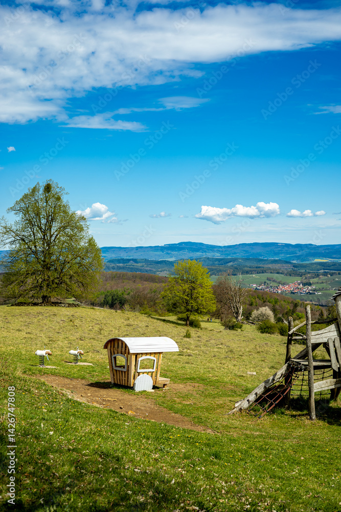 Frühlingshafter Spaziergang an einem herrlichen Sonnentag in der Thüringer Rhön bei Hümpfershausen - Thüringen - Deutschland