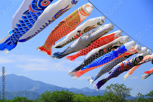 風に吹かれて元気に泳ぐこいのぼり。
Japanese koinobori, carp-shaped banner that swims cheerfully in the wind. Japanese traditional culture.