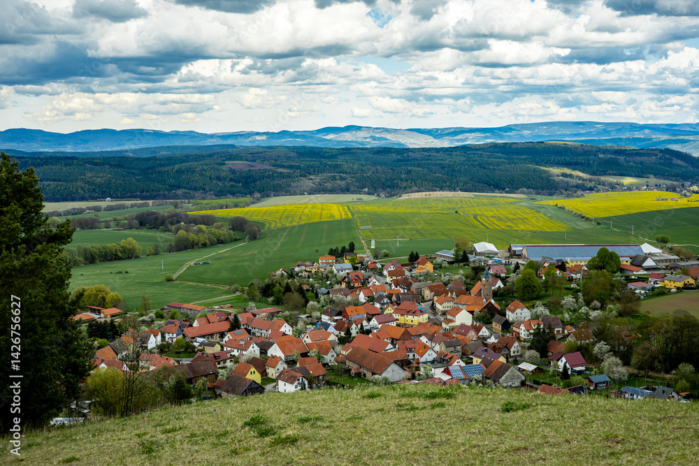 Frühlingshafter Spaziergang an einem herrlichen Sonnentag in der Thüringer Rhön bei Hümpfershausen - Thüringen - Deutschland