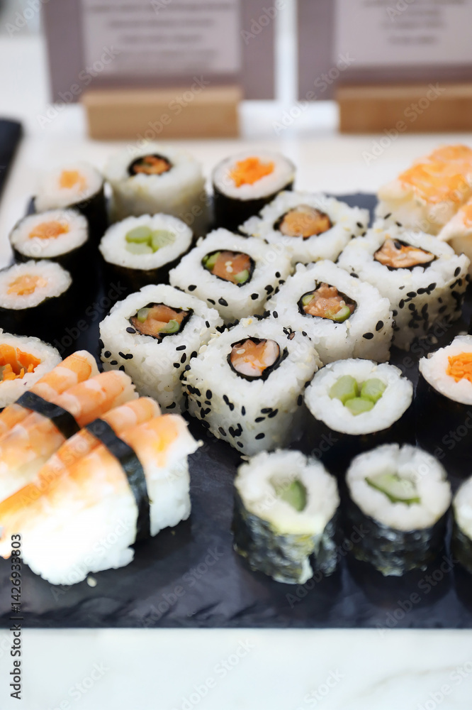 sushi variado de arroz y salmón sushi variado de arroz y salmón