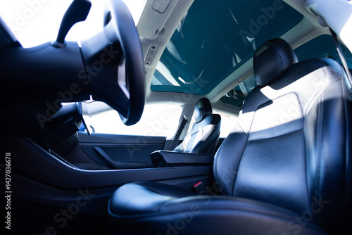 Φωτογραφία Panoramic glass sun roof in the new electric car