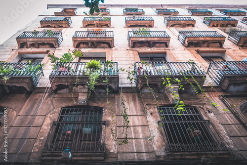 Obraz na plátně diminishing perspective of historic building facade with balconies in Barcelona, Spain