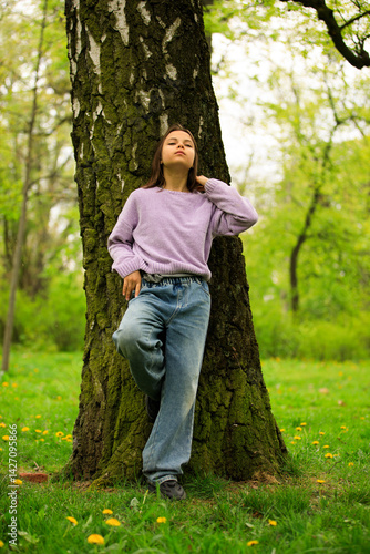 Obraz na płótnie Portrait of preteen girl in park in spring. w salonie