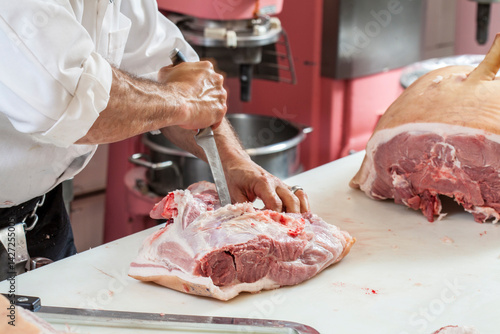 Tapety artystyczne chef preparing meat