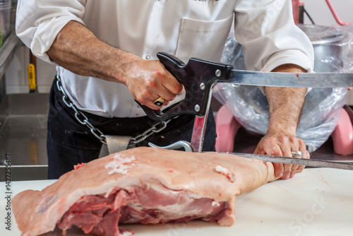 Tapety artystyczne Butcher cutting meat