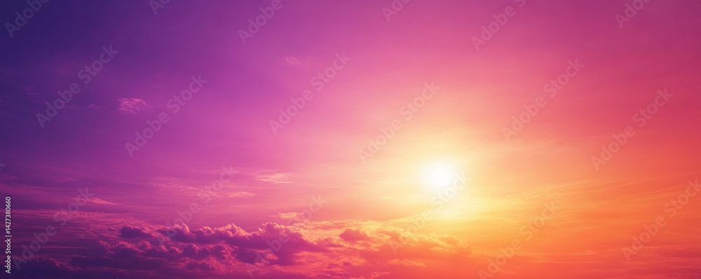 Obraz premium A beautiful sky with a sun in the middle. The sky is a mix of purple and orange