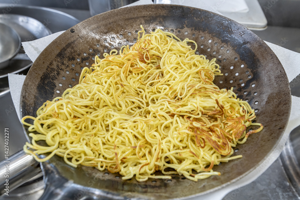 中華鍋のフライパンで麺の調理 中華鍋のフライパンで麺の調理