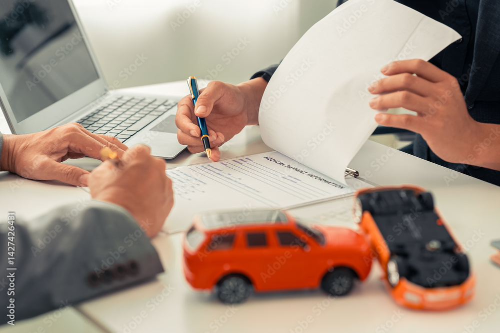 The car dealer informs the customer of the insurance details and car rental information and signs the accident insurance contract.