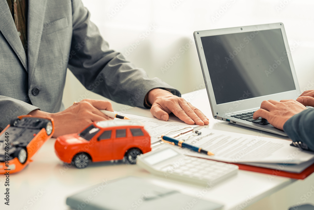 The car dealer informs the customer of the insurance details and car rental information and signs the accident insurance contract.
