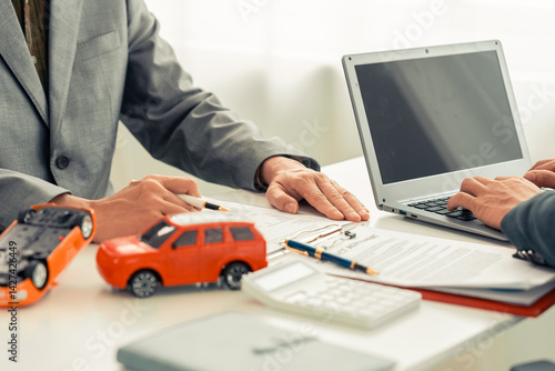 Obraz na płótnie The car dealer informs the customer of the insurance details and car rental information and signs the accident insurance contract. w salonie